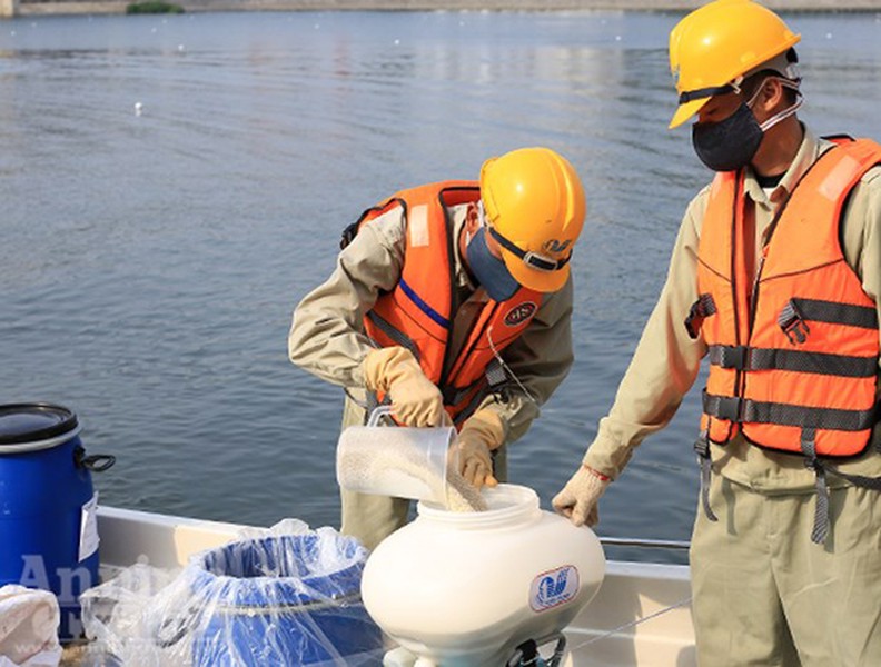 Tiếp tục xử lý ô nhiễm nước hồ ở Hà Nội bằng chế phẩm Redoxy-3C